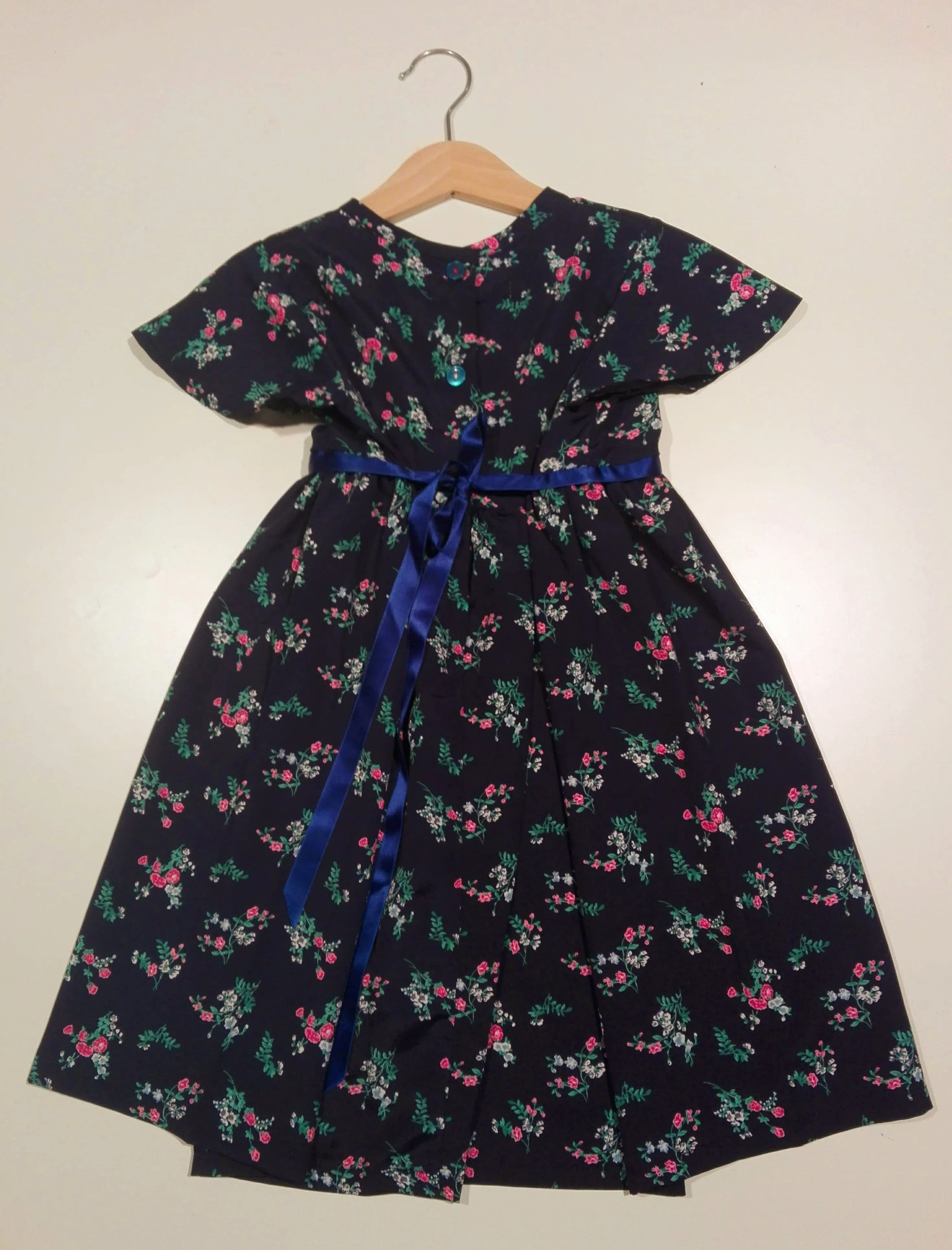 Dress with wavy sleeve dark blue with flowers