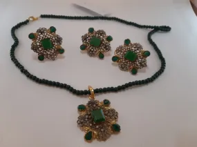 GREEN FLOWER SHAPED GOLDEN BASE PENDANT SET