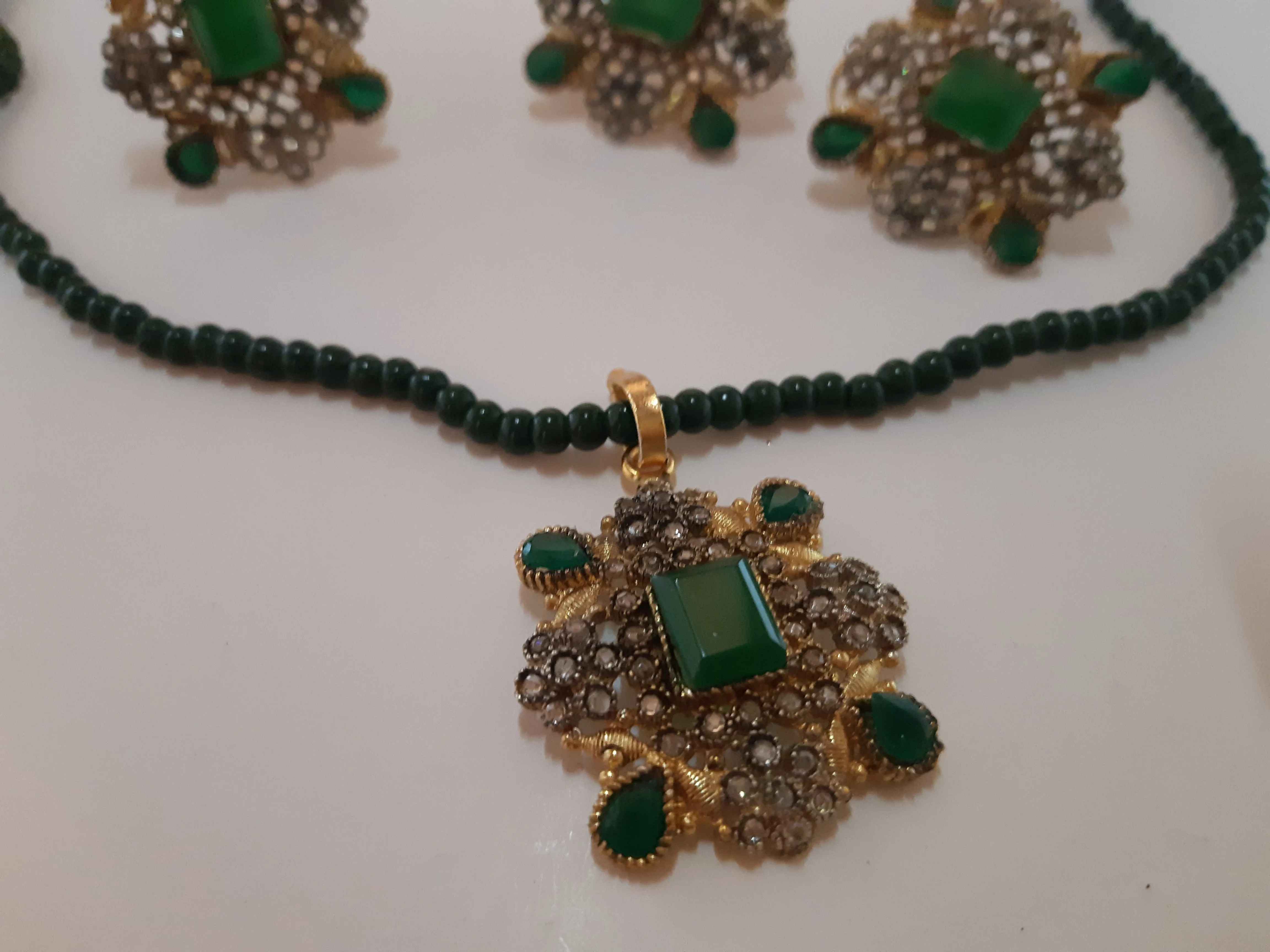 GREEN FLOWER SHAPED GOLDEN BASE PENDANT SET