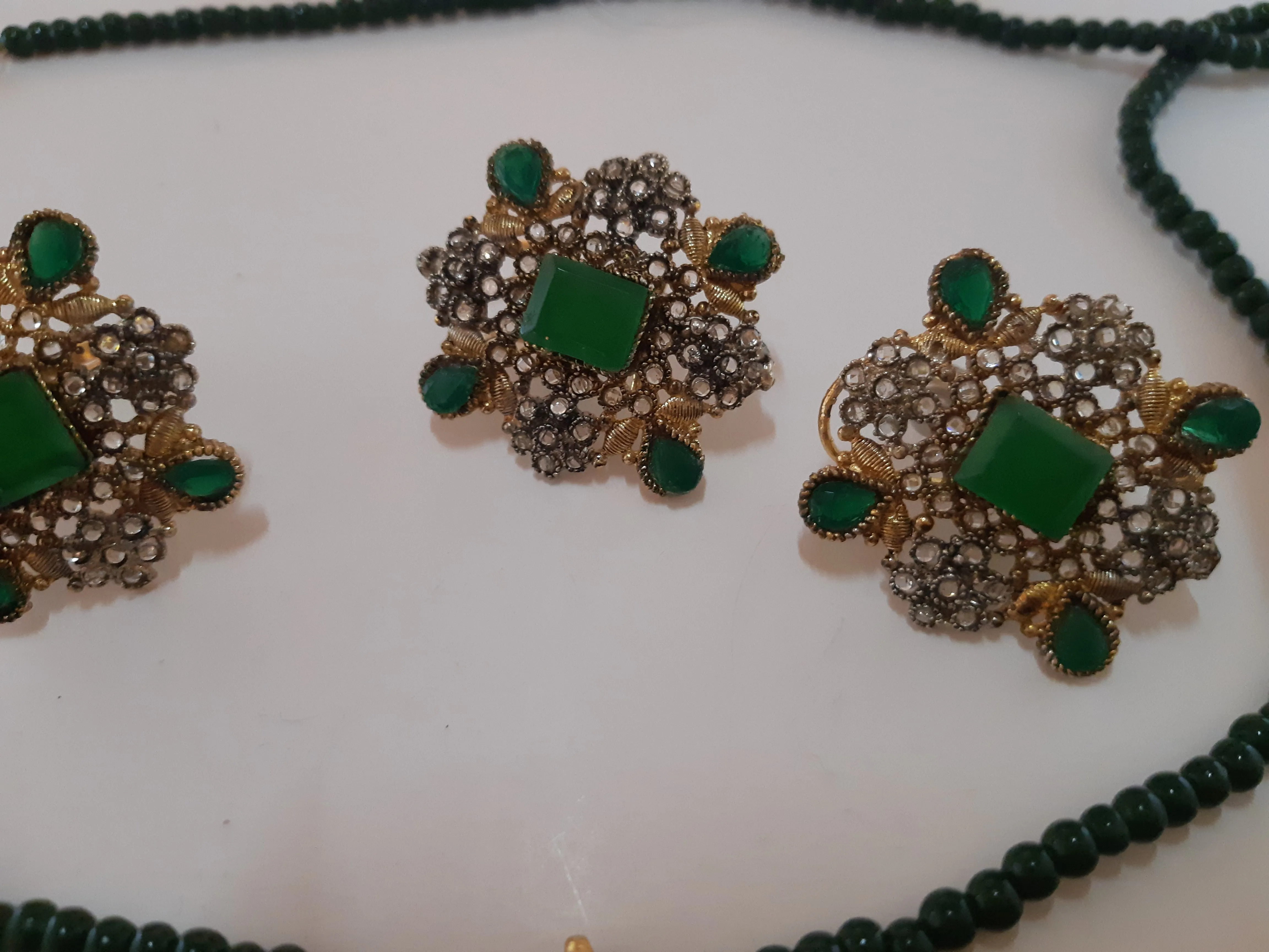 GREEN FLOWER SHAPED GOLDEN BASE PENDANT SET