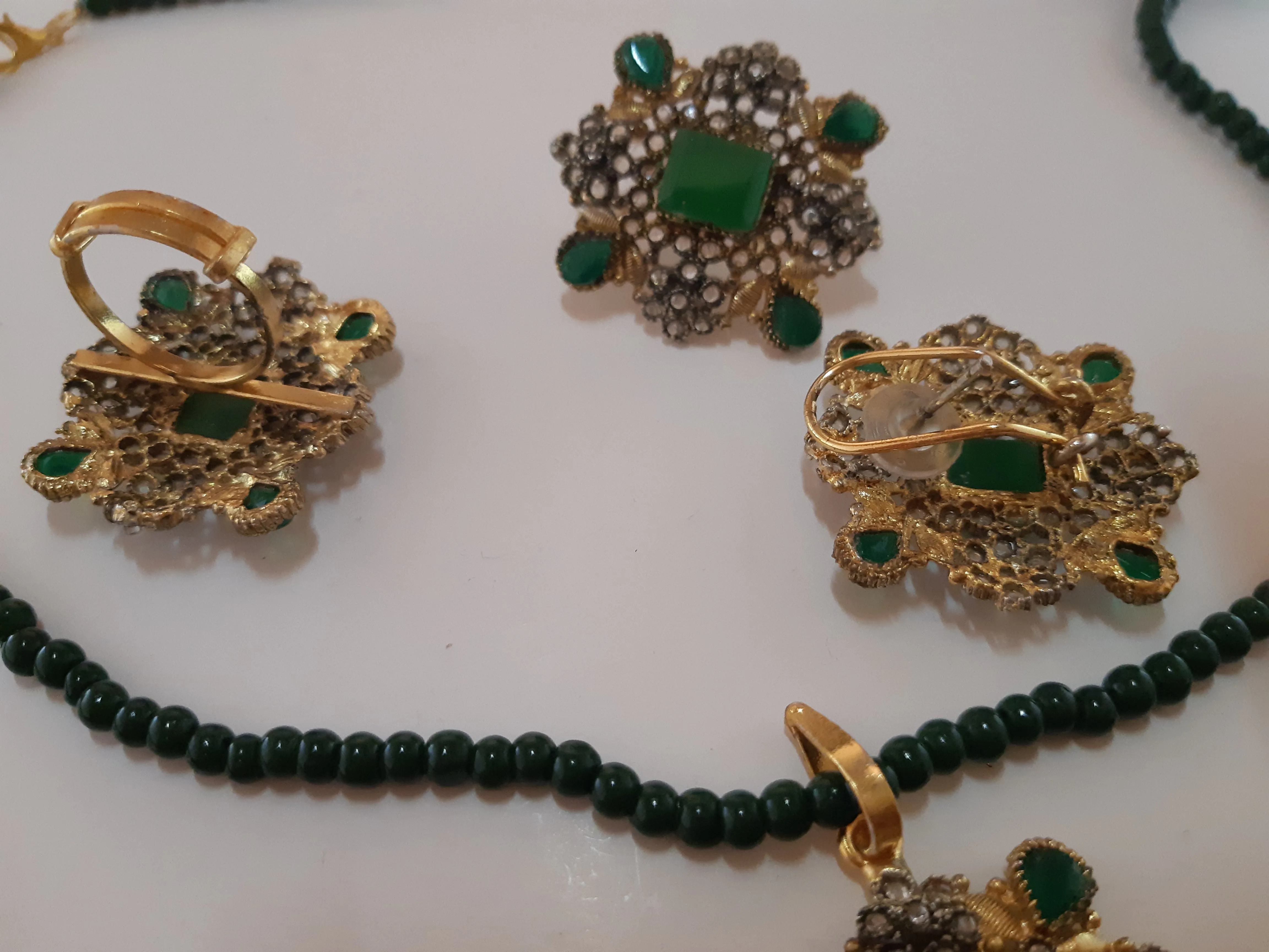 GREEN FLOWER SHAPED GOLDEN BASE PENDANT SET