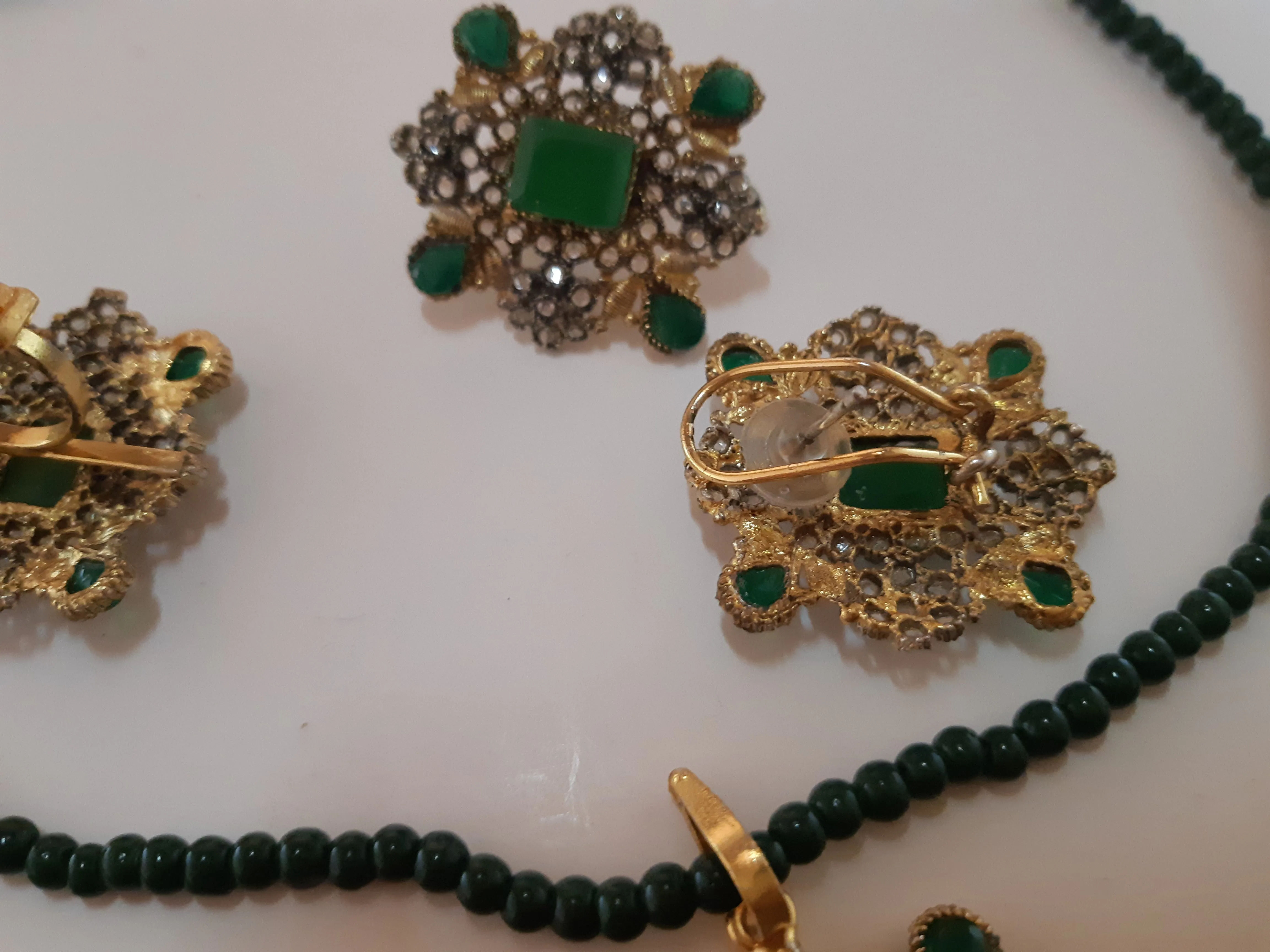 GREEN FLOWER SHAPED GOLDEN BASE PENDANT SET